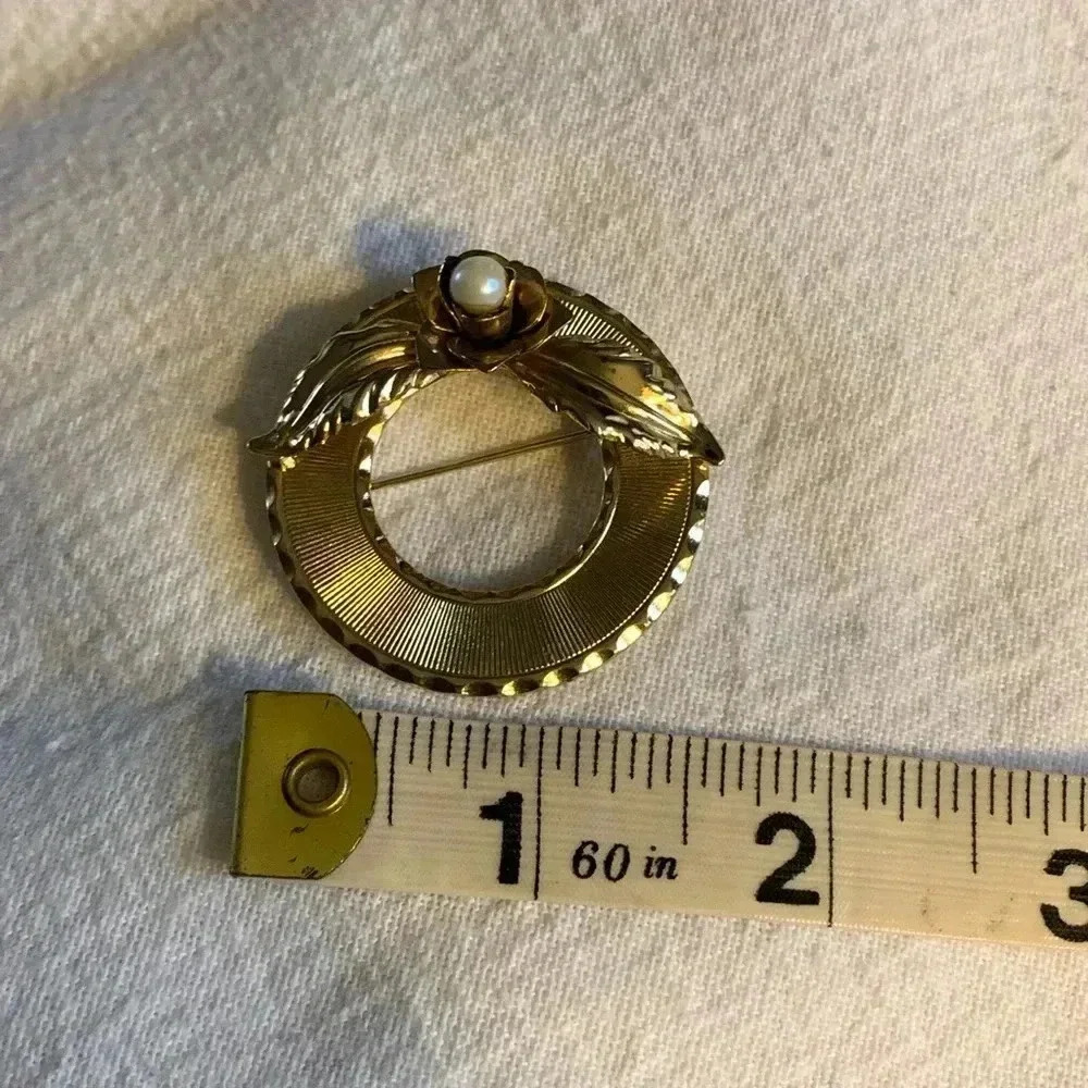 Mid Century Vintage elegance gold tone wreath brooch w/ genuine pearl celestial - Picture 8 of 8